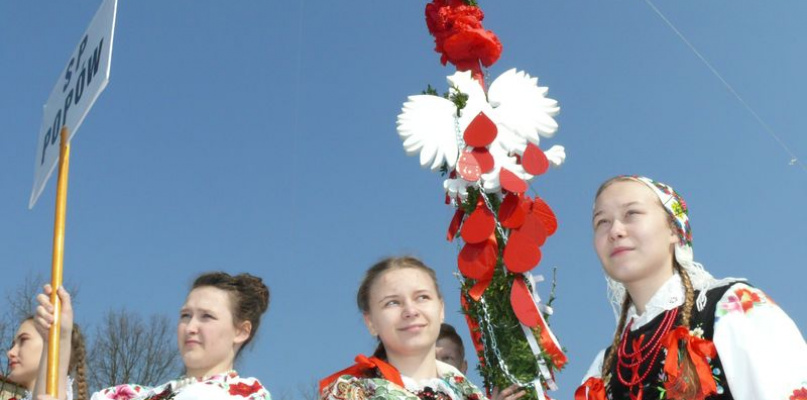 Łowicz - Niedziela Palmowa. Uczennice ze Szkoły Podstawowej w Popowie w strojach ludowych i zwycięską palmą w tle.