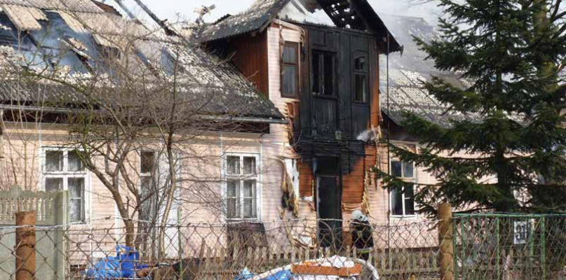 Pożar na ul. Zabrzeźnieńskiej. Z drewnianego domu, przeznaczonego na wynajem, pozostało niewiele. Lokatorzy zostali bez dachu nad głową. Fot. Elżbieta Woldan-Romanowicz