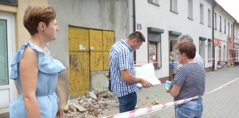 Powiatowy Inspektor Nadzoru Budowlanego w Kutnie, Beata Wójcik, zdecydowała, by rozebrać dach walącej się kamienicy i zminimalizować zagrożenie. To odważna decyzja pani inspektor, za którą są wdzięczni mieszkańcy Żychlina. Fot. Dorota Grąbczewska