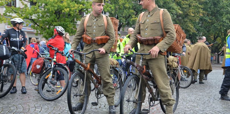 Rajd rowerowy i pieszy wyruszył ze Starego Rynku w Łowiczu