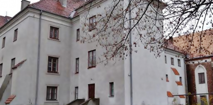 Zabytkowy budynek po dawnym klasztorze bernardynów przy ul. Stanisławskiego 31 w Łowiczu