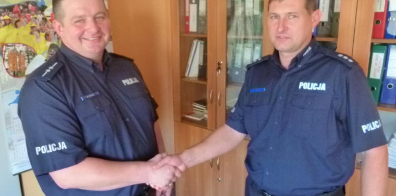 Asp. Marcin Botul i komendant kom. Bogusław Gorący. Fot. EWR