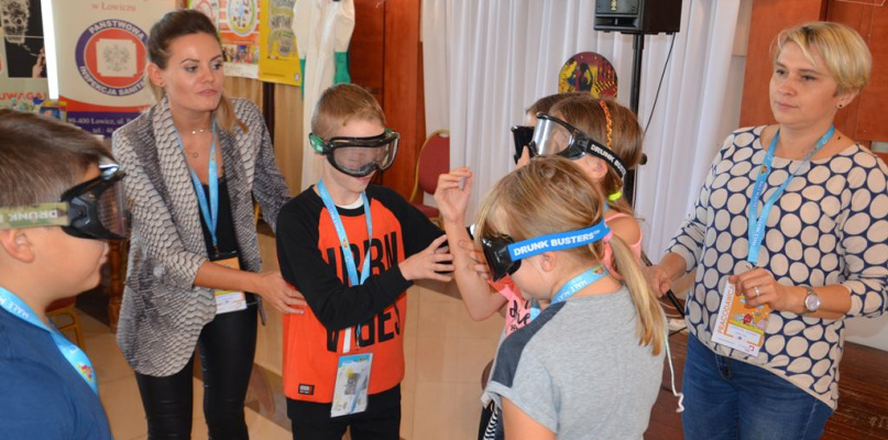 Na stoisku łowickiego Sanepidu można było m.in. przymierzyć alkogogle