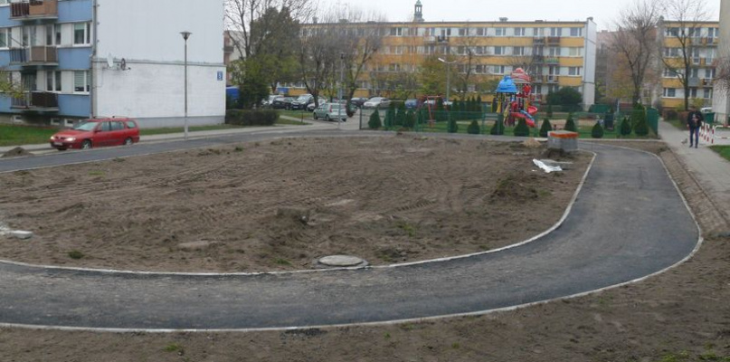 Budowa toru dla rolkarzy na os. Dąbrowskiego. fot. tb