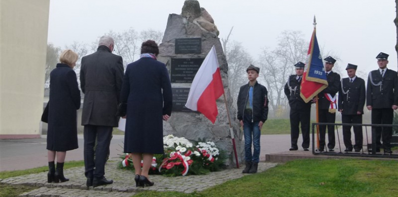 Złożenie kwiatów pod pomnikiem. Fot. EWR