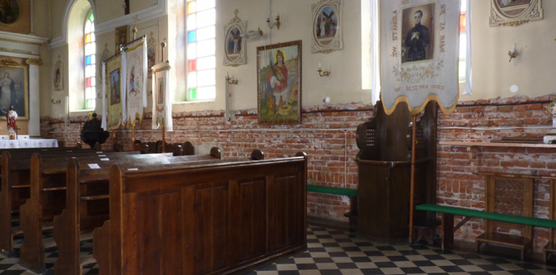 Prawie trzy lata temu w kościele w Śleszynie skuto częściowo tynki. Teraz zostaną one ponownie ułożone, dzięki unijnej dotacji 55.000 zł. Do końca roku, a może nawet do świąt Bożego Narodzenia wnętrze kościoła będzie eleganckie fot. Dorota Grąbczewska