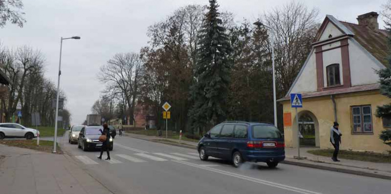 Lampy rozświetlające się nad przejściem dla pieszych będą działać po zmroku. Fot. Dorota Grąbczewska