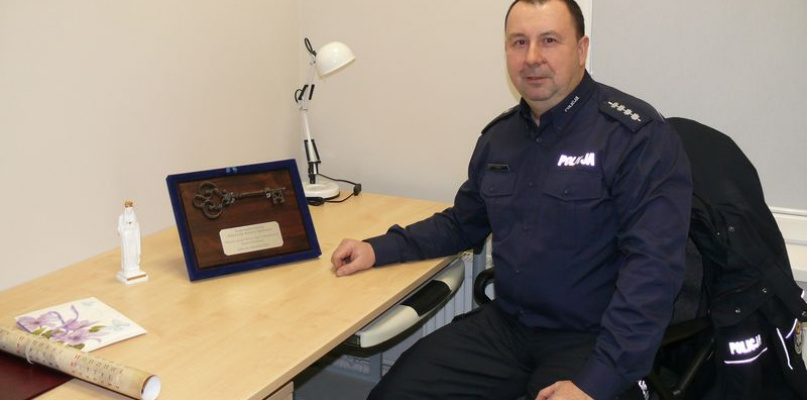 Nieborów. Kierownik posterunku policji w Nieborowie asp. szt Jarosław Wojda przy swoim biurku. fot. TOMASZ BARTOS