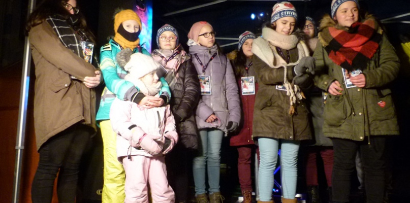 Wolontariusze na scenie. Fot. EWR