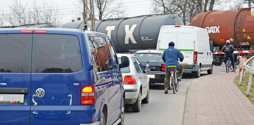 Tunel byłby rozwiązaniem bolączki wielu mieszkańców Łowicza jakim jest częste zamykanie przejazdu na ul. Mostowej. fot. Marcin Kucharski