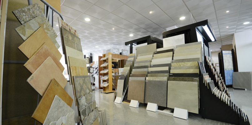 Interior photography of plumbing establishment where tiles, bathtubs, furniture and toilets are sold.