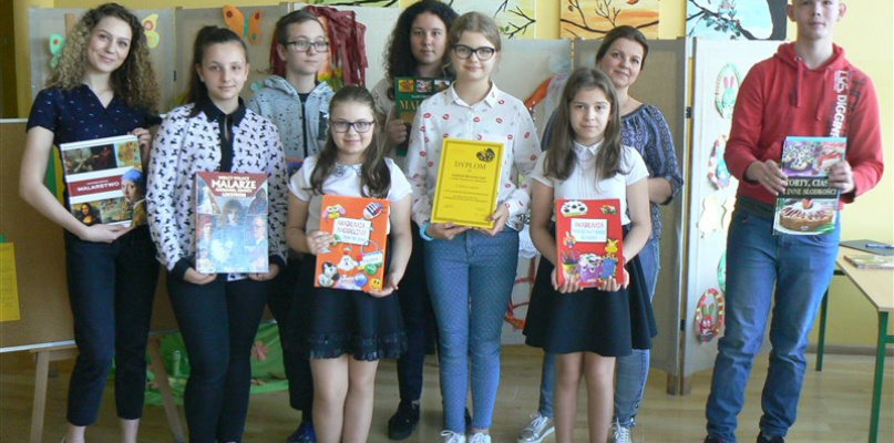 Laureaci konkursu  "Na szkle malowane". Fot. EWR