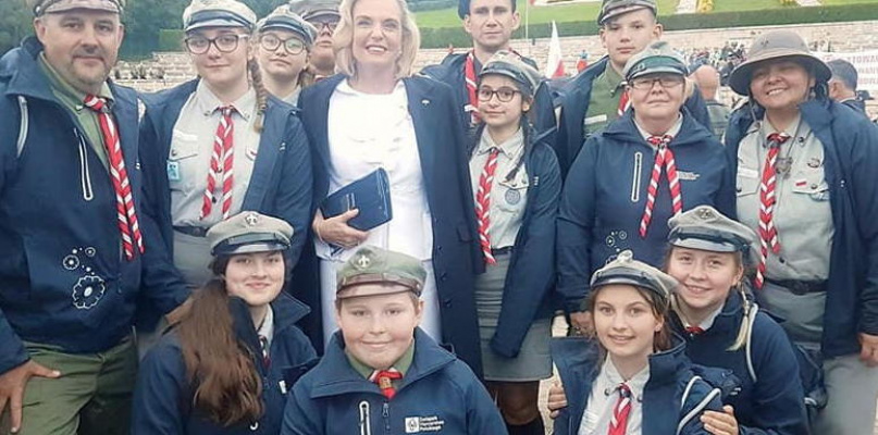 Harcerze ZHP z Hufca Głowno z senator Anną Anders. Fot. Hufiec ZHP w Głownie