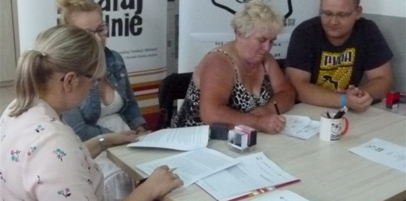 Podpisywanie umów. Fot. EWR