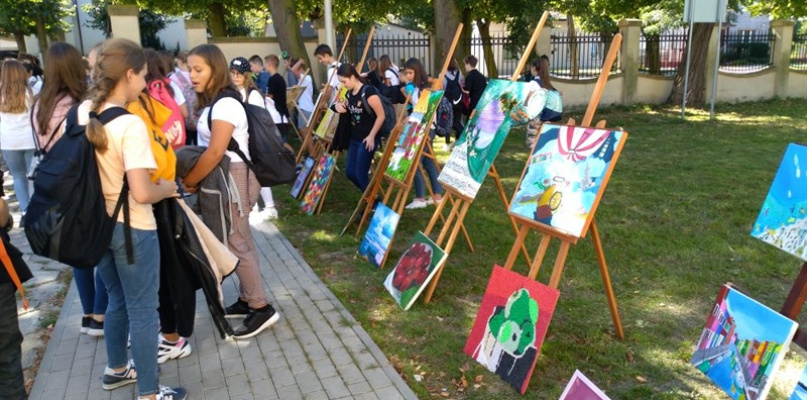 Wystawę przed ŚDS obejrzeli m.in. uczniowie głowieńskich szkół. Fot. EWR