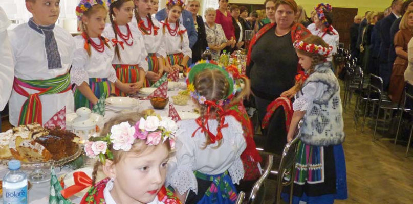 Do wigilijnego stołu usiadły też dzieci z zespołu Ester Folk, które uświetniły uroczystość swym występem.  fot. Dorota Grąbczewska