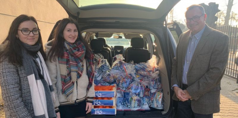 Młodzież Ekonomika z prezesem łowickiego oddziału PCK Krzysztofem Gajdą przy samochodzie z paczkami dla podopiecznych ośrodka w Kiernozi. fot. PCK