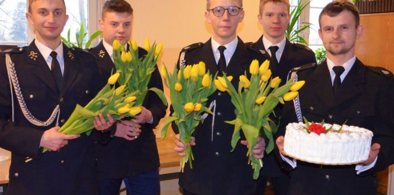 Kwiaty pomogli wręczać strażacy z gminy Zduny