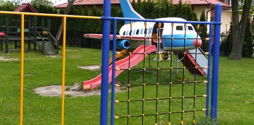 Plac zabaw przy Przedszkolu nr 5 czeka na powrót dzieci. Jak zapowiada dyrektor, b?da one mog?y korzysta? z tych urz?dze?, ktore mozna dezynfekowa?. Pozosta?e b?d? wygrodzone. Fot. Miros?awa Wolska-Kobierecka