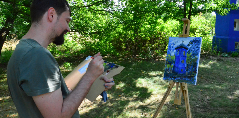 Tym razem malującego zainspirowała kapliczka. fot. Tomasz Matusiak