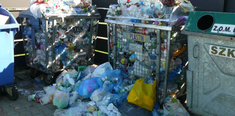 Wiata śmietnikowa w sąsiedztwie bloku nr 32 na os. Bratkowice