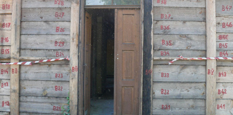 Rozbierany budynek przy ul. Bolimowskiej w Łowiczu. fot. tb/NL