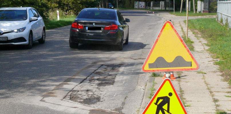 Łatanie dziur w ulicy Nadbzurzańskiej w Łowiczu. fot. tb/NL