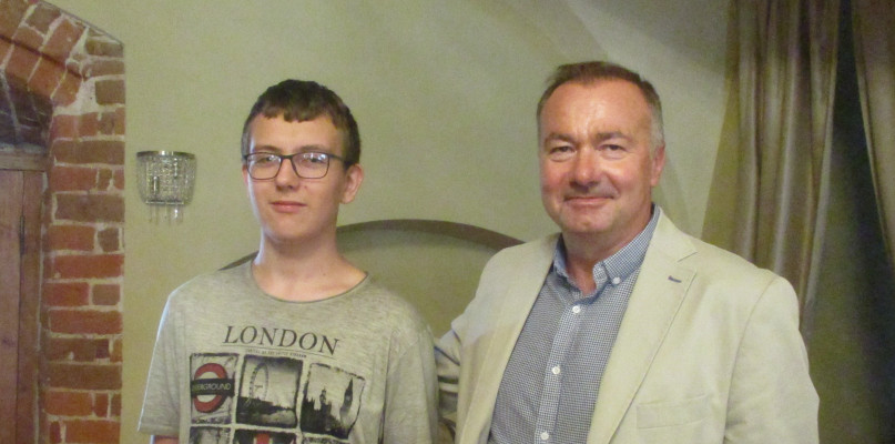 Krzysztof Gajda ze zwycięzcą turnieju w Klasztorze Kacprem Zakrzewiczem. Fot.: Robert Chojnowski.