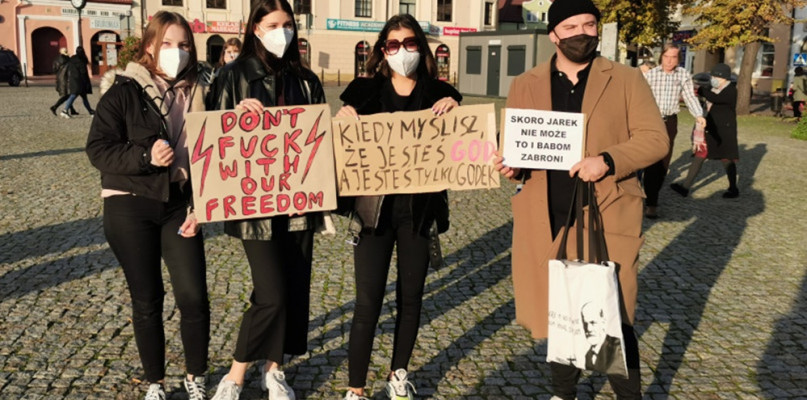 Protestujący pojawili się już na ulicach wielu miast, m.in. Łowicza