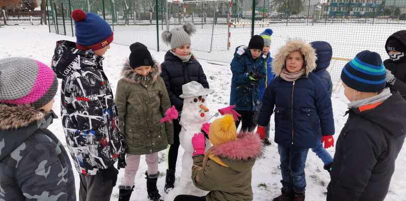 Bałwan ulepiony przez dzieci z grupy "Wesole Bałwanki"