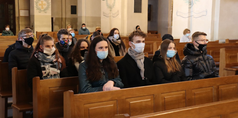 Msza święta "studniówkowa" maturzystów z liceum pijarskiego. 