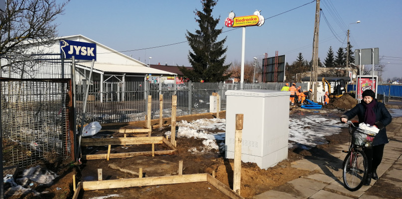 Budowa nowego chodnika przy przejeździe  w ul. 3 Maja.