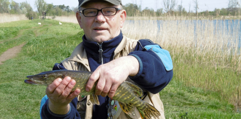 Wiesław Sekuła i złowiony przez niego szczupak