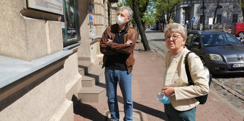 Turyści w poszukiwaniu atrakcji oraz miejsc hotelowych w Łowiczu