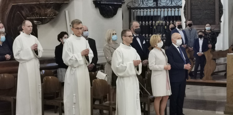 Święcenia diakonatu w katedrze.