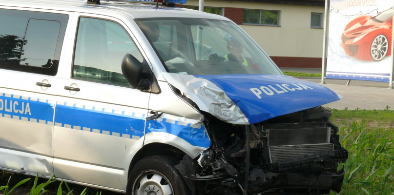 Kolizja radiowozu z osobową skodą.