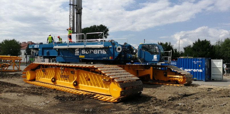 Dźwig na budowie wiaduktu kolejowego nad ul. 3 Maja.