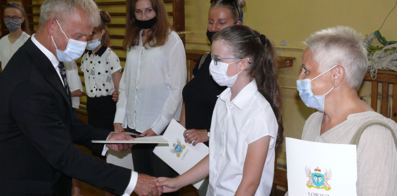 Burmistrz Krzysztof Kaliński wręcza stupendia w SP1.