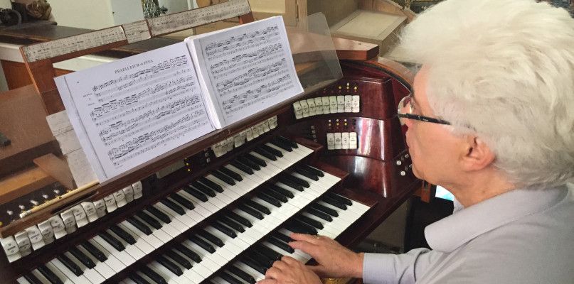 Prof. wiktor Łyjak gra na organach w łowckiej katedrze.