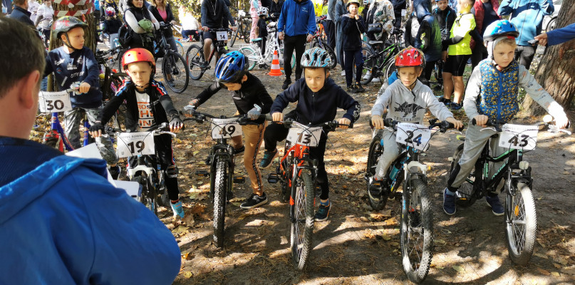 Cross w lesie miejskim.