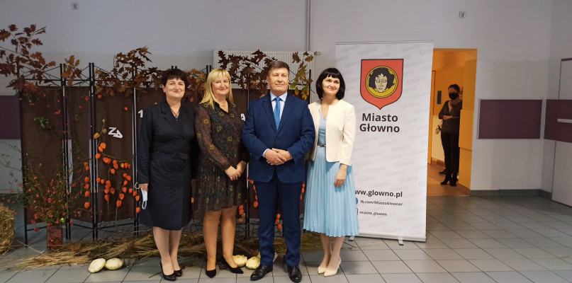 Burmistrz z laureatkami. Fot.: Daniel Tekliński