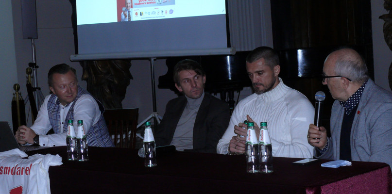 Spotkanie w sali barokowej łowickiego muzeum:  na zdjęciu, od lewej: Piotr Marciniak, Euzebiusz Smolarek, Marcin Zając, Stefan Szczepłek.