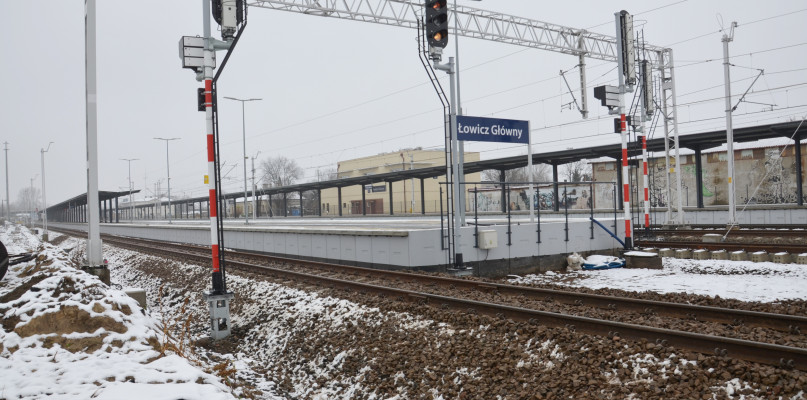 Peron 2 na dworcu PKP Łowicz Główny jest już gotowy do uruchomienia.