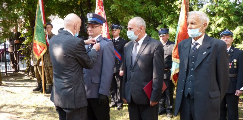 Starosta zgierski Bogdan Jarota wręcza sierż. Florczakowi medal Pro Patria w 2020 roku. fot. Archiwum NŁ
