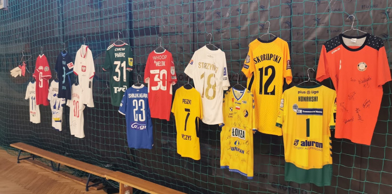 Gwiazdy na Gwiadkę 2022: do wylicytowania m. in. koszylki R. Lewandowskieog, K. Piątka, P. Zielińskiego czy S. Kagawy. fot. Tomasz Matusiak