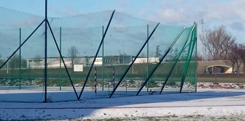 Zniszczone piłkochwyty na boisku ZSP nr 2 na Blichu. fot. Czytelnik.