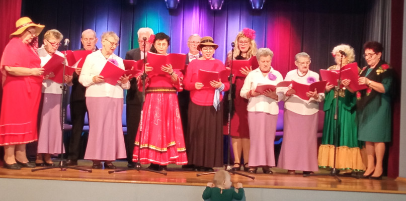 Zespół Wokalny "Wrzos" na scenie Domu Kultury Gminy Zduny