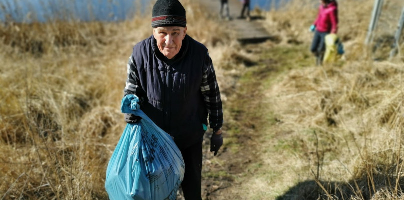 Społeczne sprzątanie nadbrzeży zalewu Mrożyczka w Głownie. fot. Tomasz Matusiak