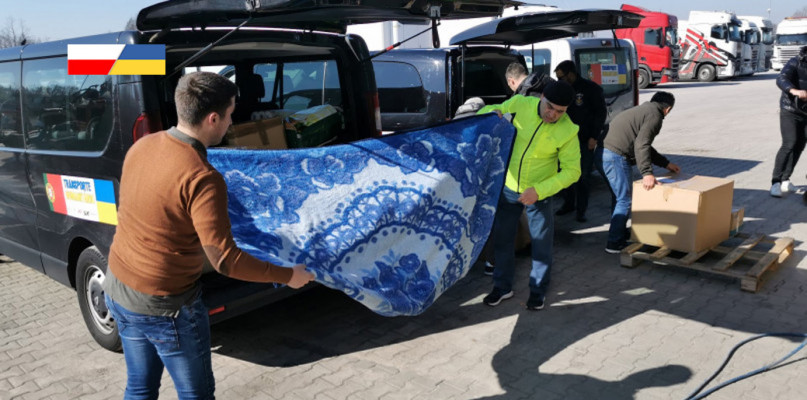 Wypakowywanie paczekz pomocą na terenie firmy Polmar. fot. Tomasz Matusiak