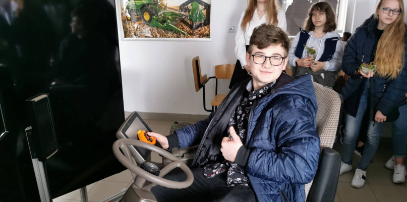 Jedną z najbardziej efektownych pomocy dydaktycznych w Zduńskiej Dąbrowie jest symulator kombajnu. fot. Tomasz Matusiak